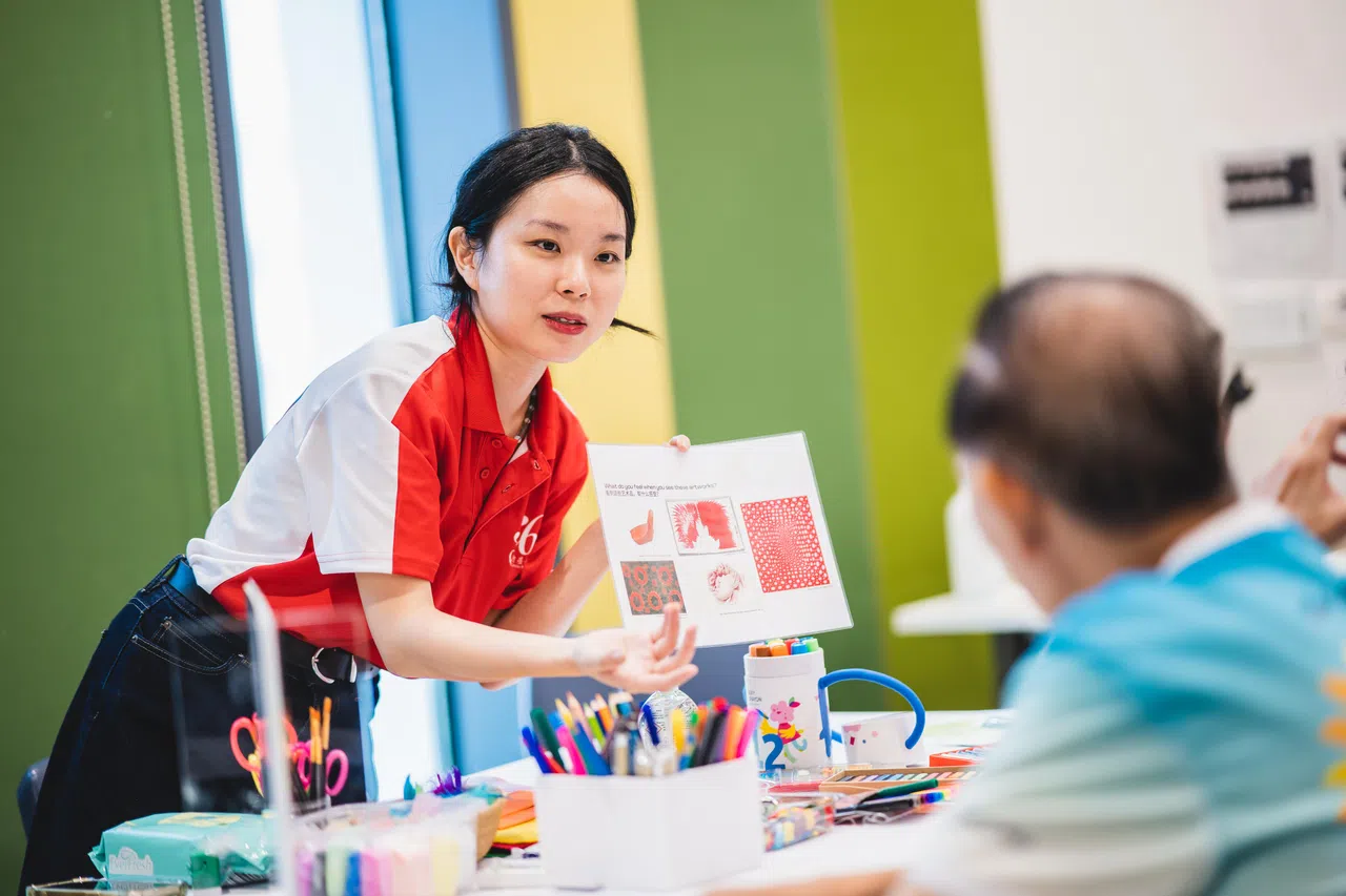龚敏怡偶尔也参与群组活动，担任主讲者，并协助公众了解艺术治疗的基础概念。（365防癌教育协会提供）