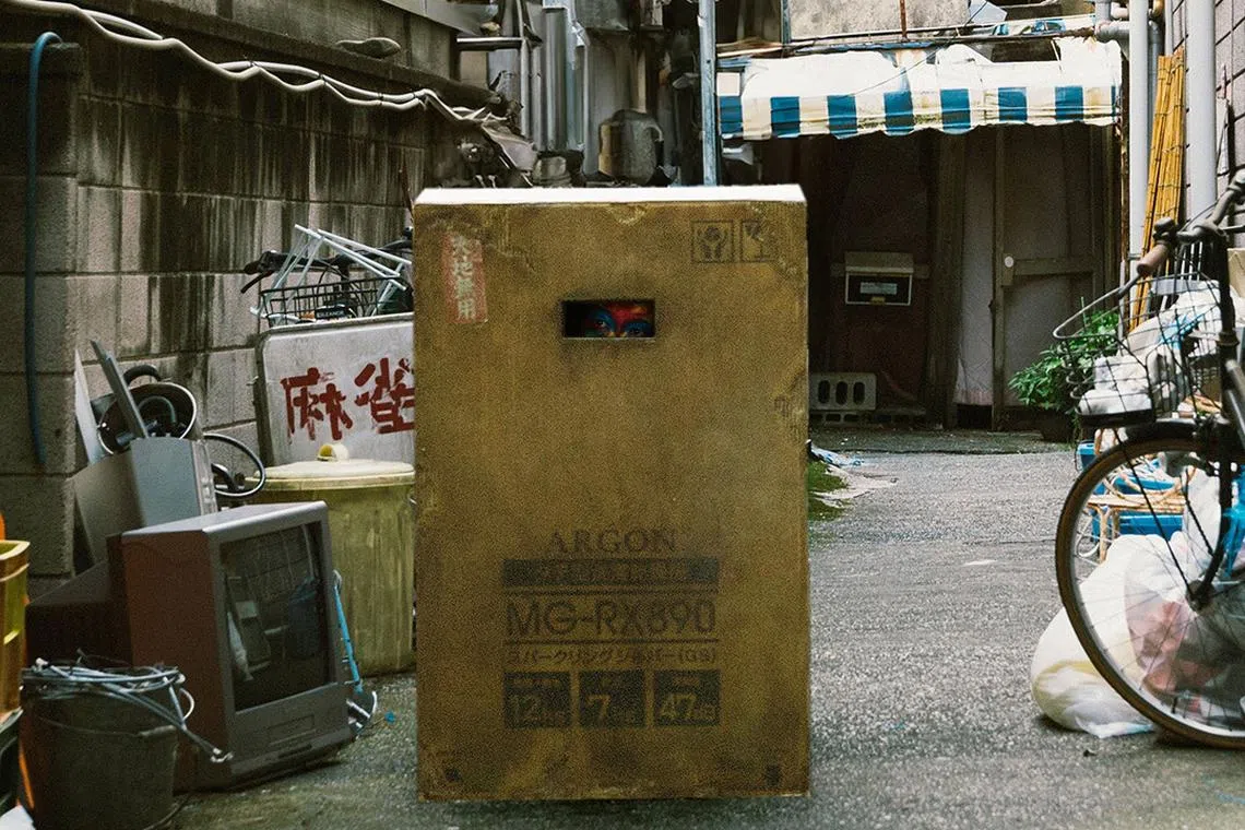 《箱男》以箱子里的人作隐喻，反映现代人在看与被看的前提下，如何实现自我价值。（新加坡电影协会提供）