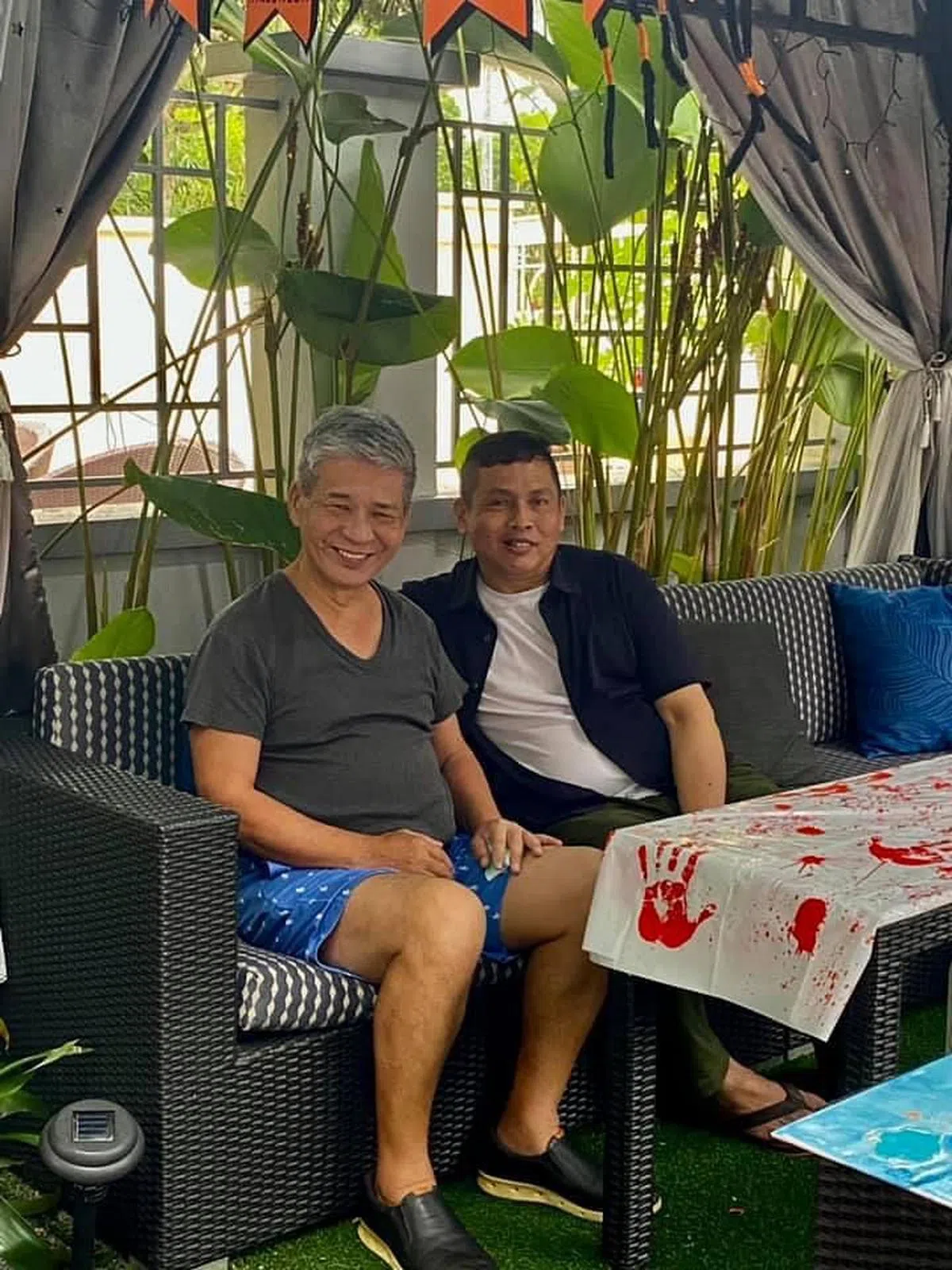 陈军荣（左）曾经得到黄文顺不少指点与帮忙。（受访者提供）