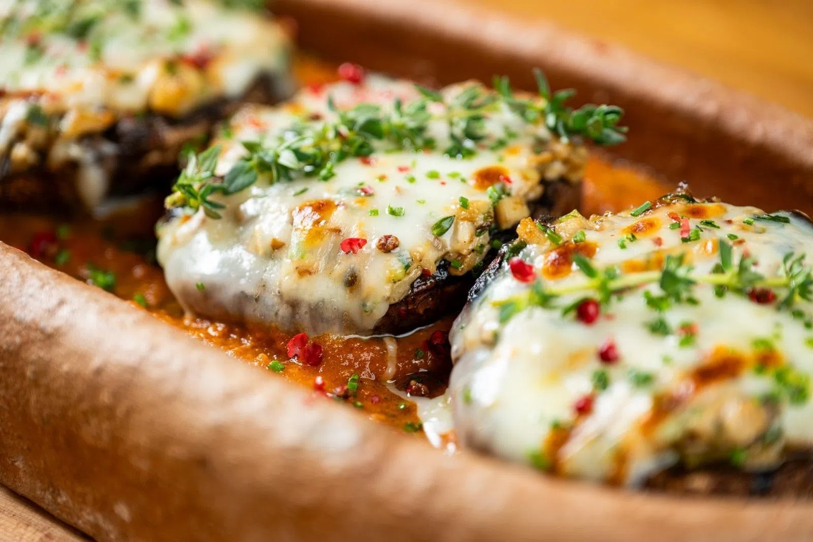 素菜Guvec Mantar以蒜与百里香焖煮蘑菇。（餐馆提供）