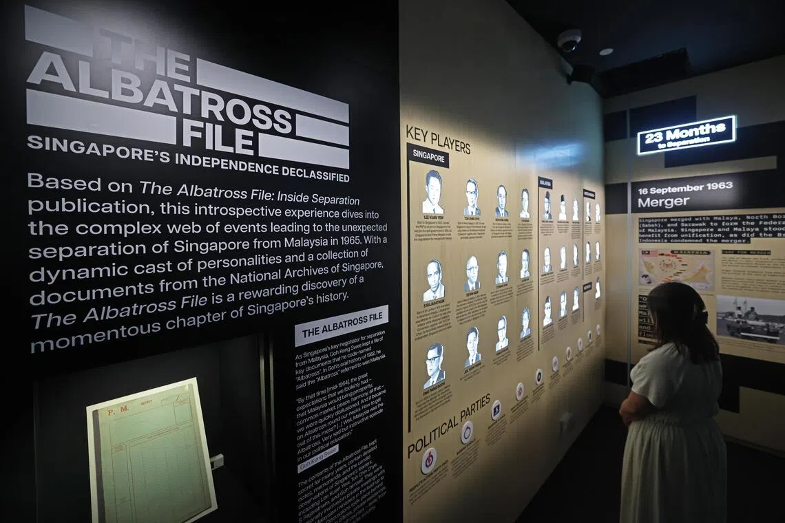 位于国家图书馆大厦10楼的常设展“《信天翁档案》：解密独立史”，让公众近距离接触许多首次公开的珍贵史料，以及通过展览的沉浸式叙事手法，更直观地了解新加坡走向独立的关键时刻。（陈渊庄摄）