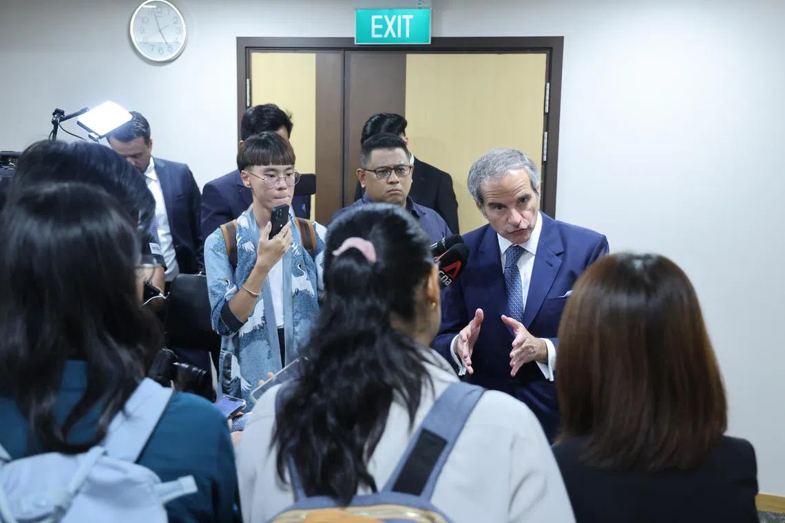 联合国国际原子能机构总干事格罗西（右二）演讲后接受媒体访问时说，理想的话是在接下来几星期就派技术代表团访问伊朗，但尚未确定确切的日期。（唐家鸿摄）