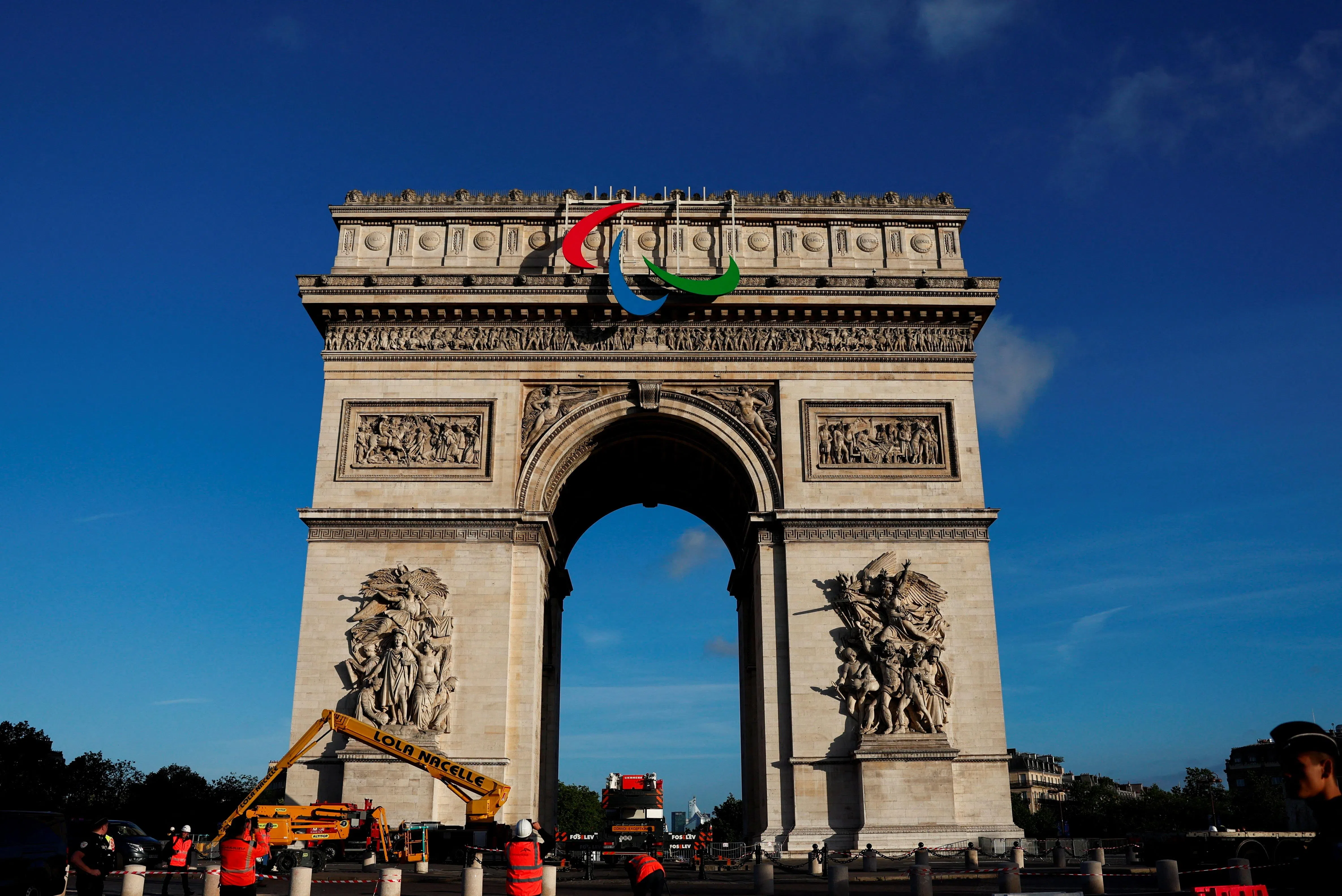 法国工人6月28日把巨型残奥会标志安装在凯旋门顶端。（路透社）