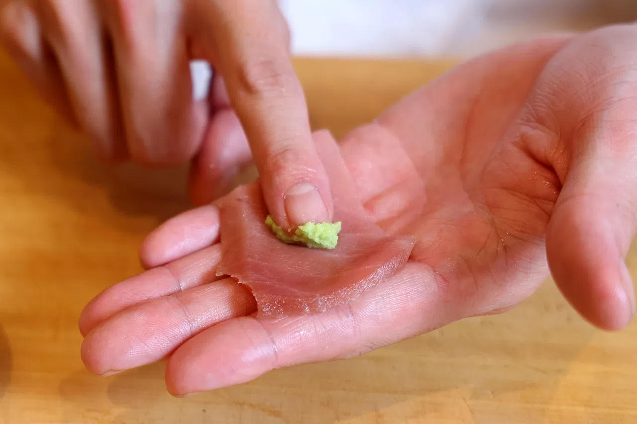 根据不同鱼类，山葵的理想用量有所不同。（龙国雄摄）