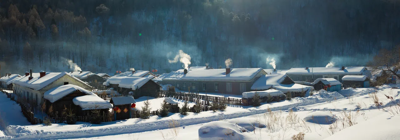 牡丹江一带的小村落在冬天覆盖上一层层白雪，宁静中充满生气。（图/Getty Images）