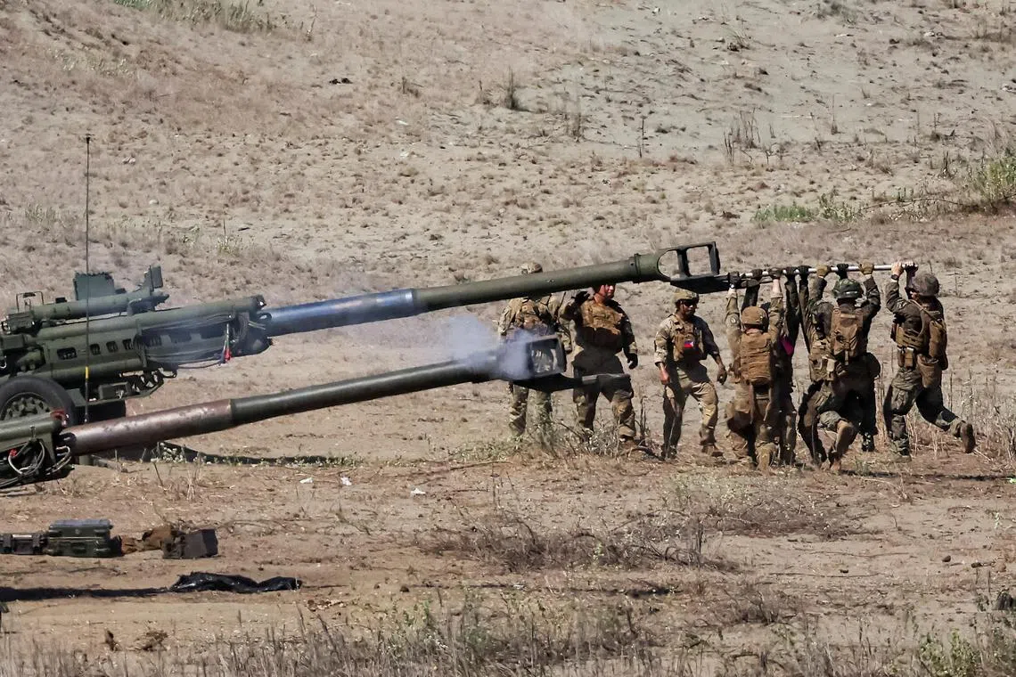 美菲军队在菲国北部伊罗戈斯省沿海市镇拉瓦格举行“肩并肩”年度联合军演。美军士兵在实弹演习中发射155毫米和105毫米的榴弹炮。（路透社）