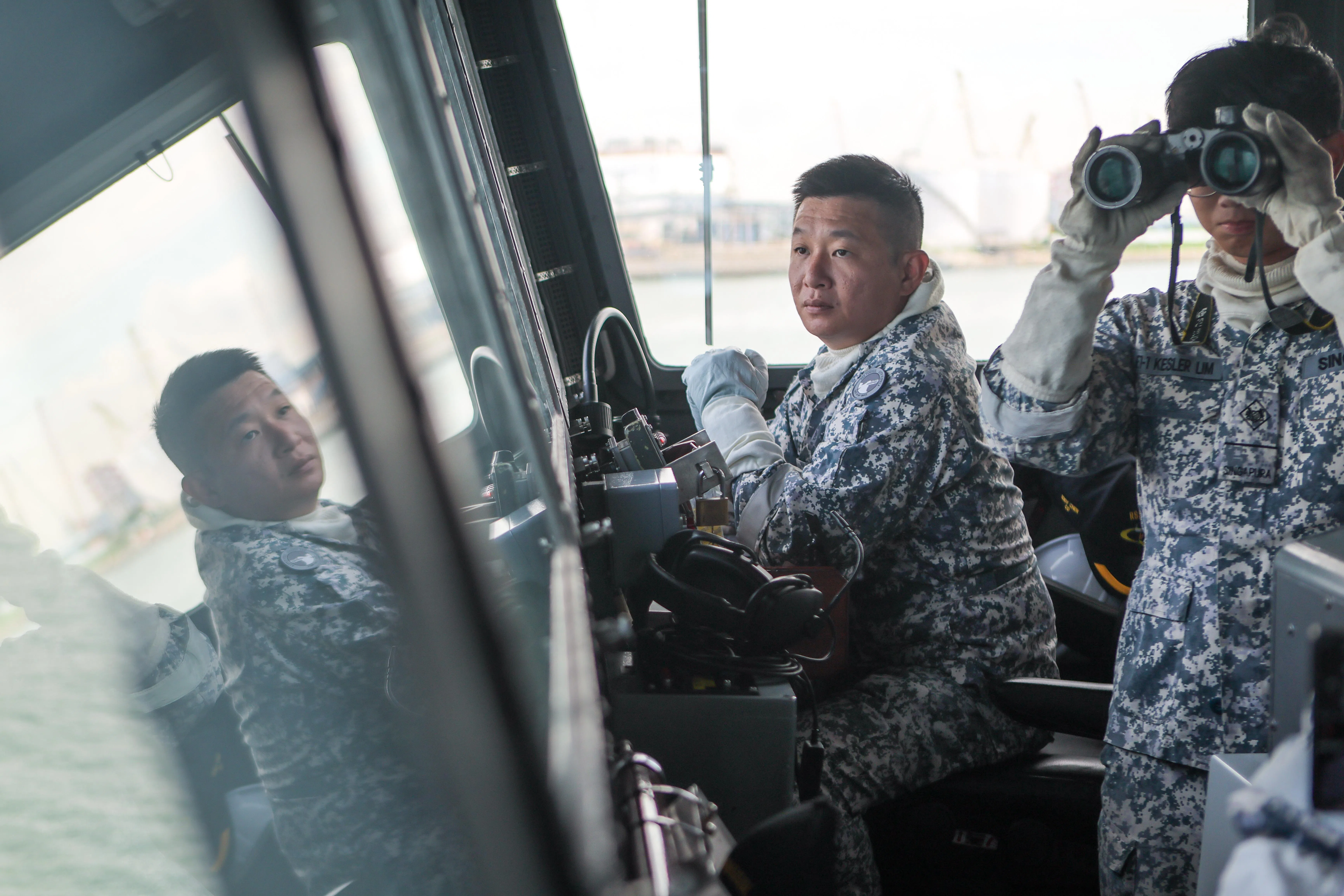 榜鹅号指挥官陈庆和少校（左）指出，水雷等水下威胁足以扰乱这条重要贸易命脉，他很自豪能与船员一起，为守护航道安全与畅通尽一分力。（张俊杰摄）