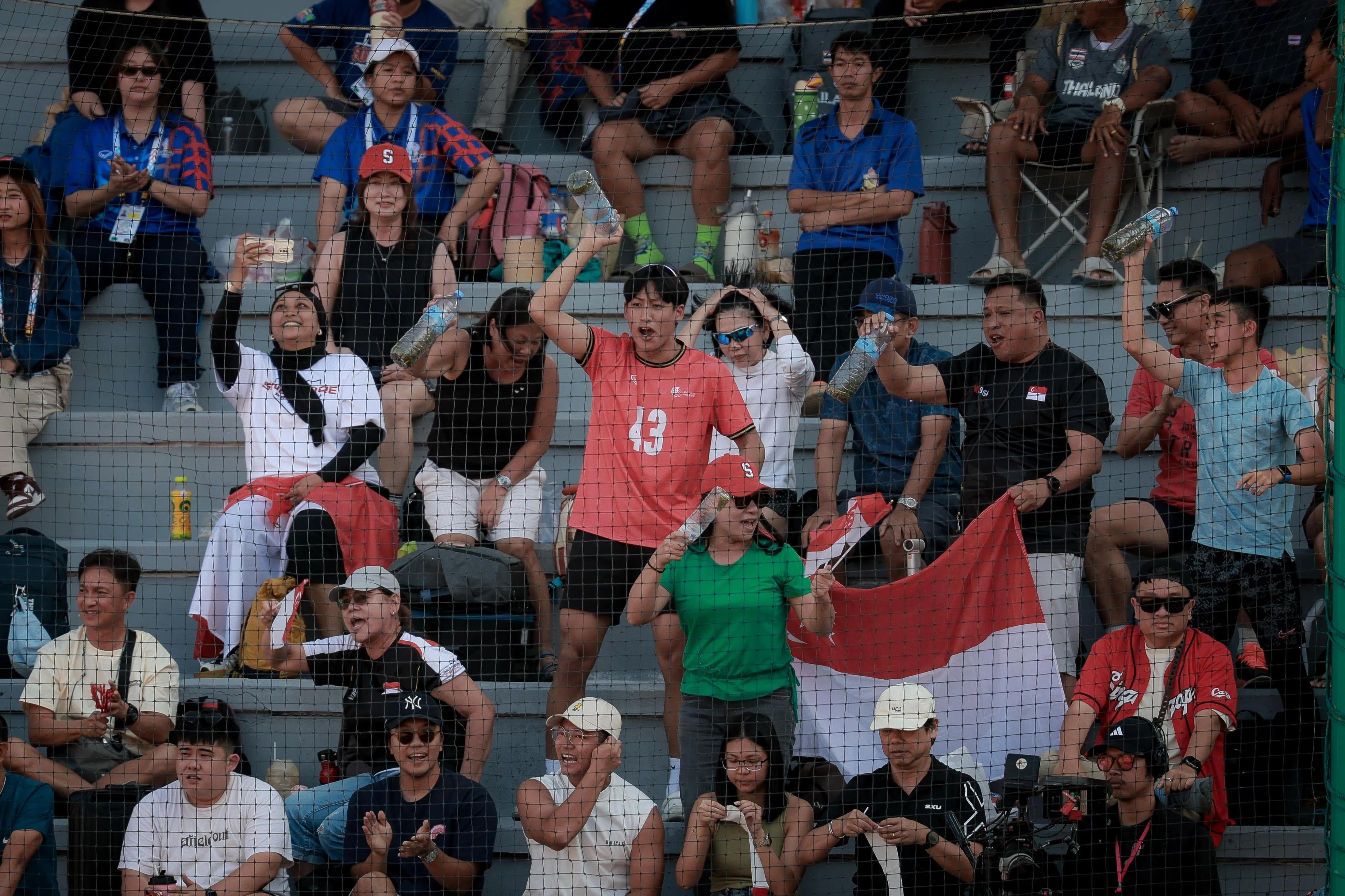 即便远在泰国，也有国人手持国旗到场支持新加坡队，成为团队的最强后盾。（海峡时报）