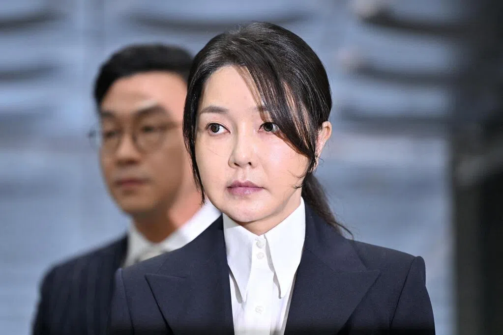 韩国前总统尹锡悦夫人金建希涉嫌贪污受贿案二审举行最后一次庭审，检方建议判处她有期徒刑15年。