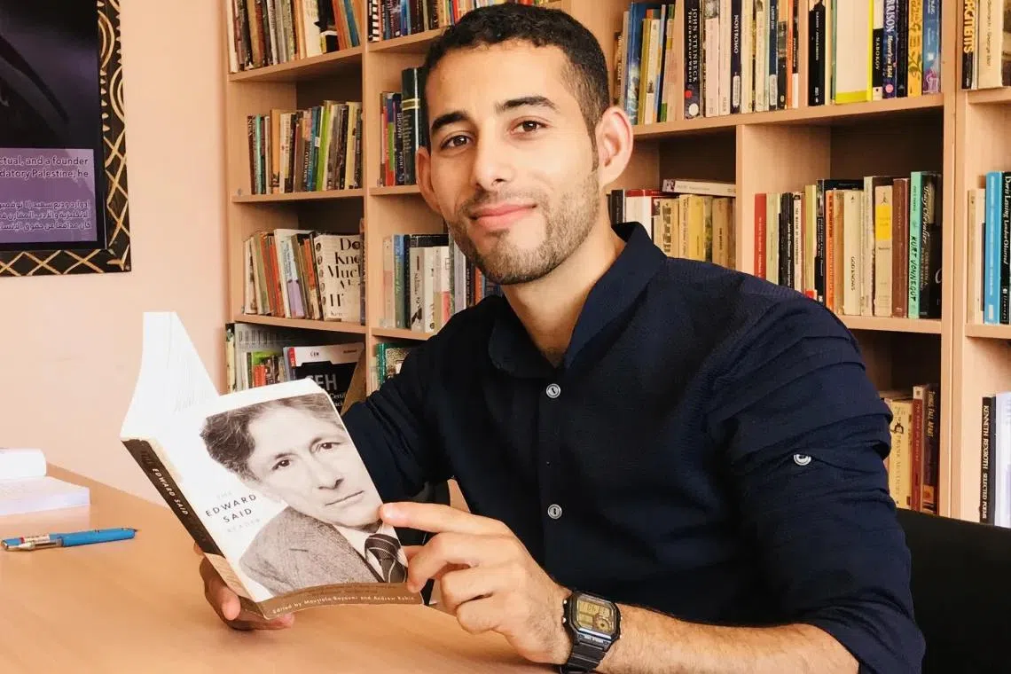 离开巴勒斯坦以前的阿布．托哈在他创立的萨伊德图书馆。（取自Mosab Abu Toha社媒）