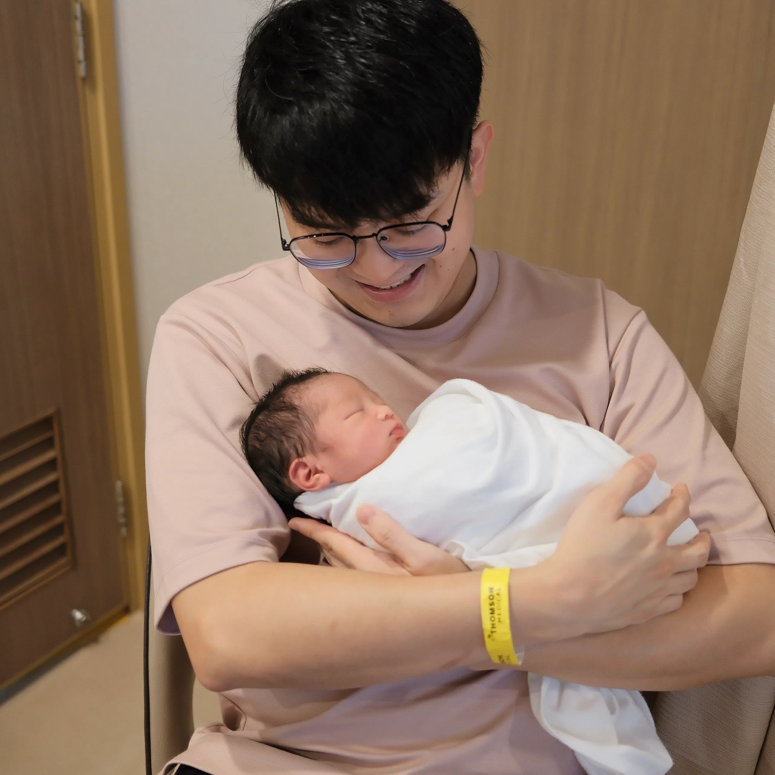 黄宇哲第一次抱女儿最担心把她掉了。（受访者提供）