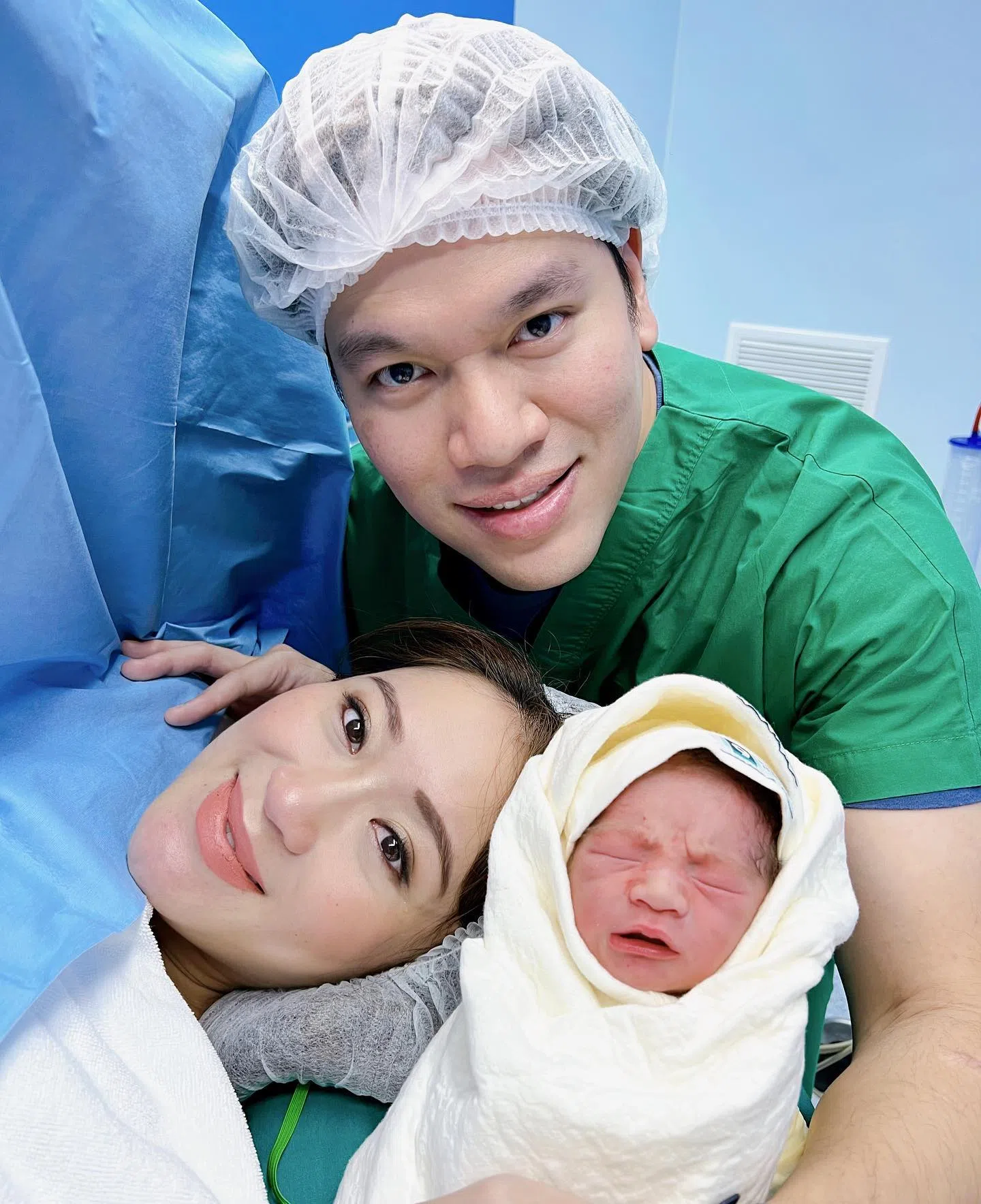 为泰党首相候选人佩通坦（左）星期一生下男婴布达信，在社交媒体公开与丈夫比多及新生儿的合照。（佩通坦脸书）
