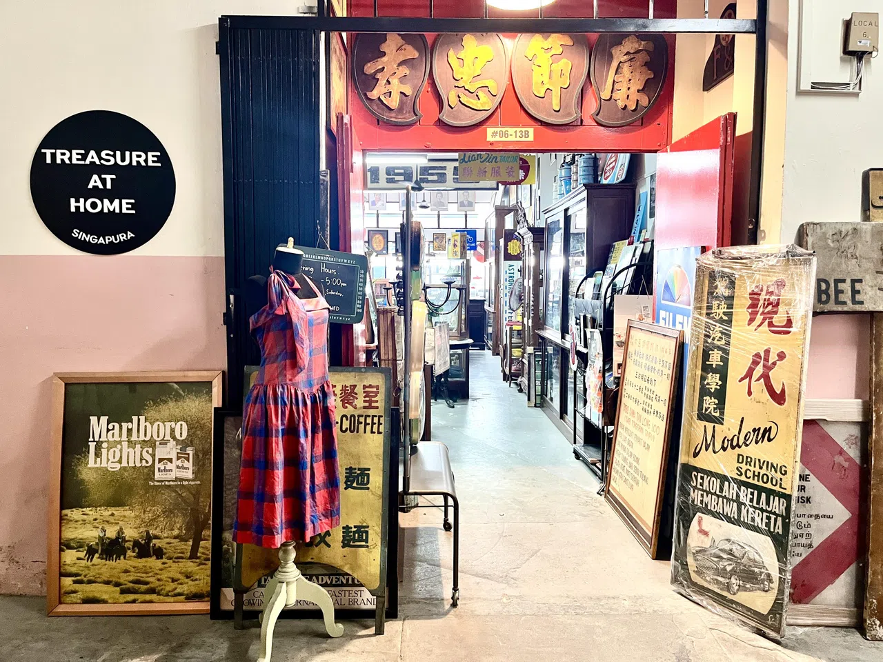 古董店Treasure at Home有各种家具、家居用品、玩具和大小玩意，熟悉又亲切。（陈映蓁摄）