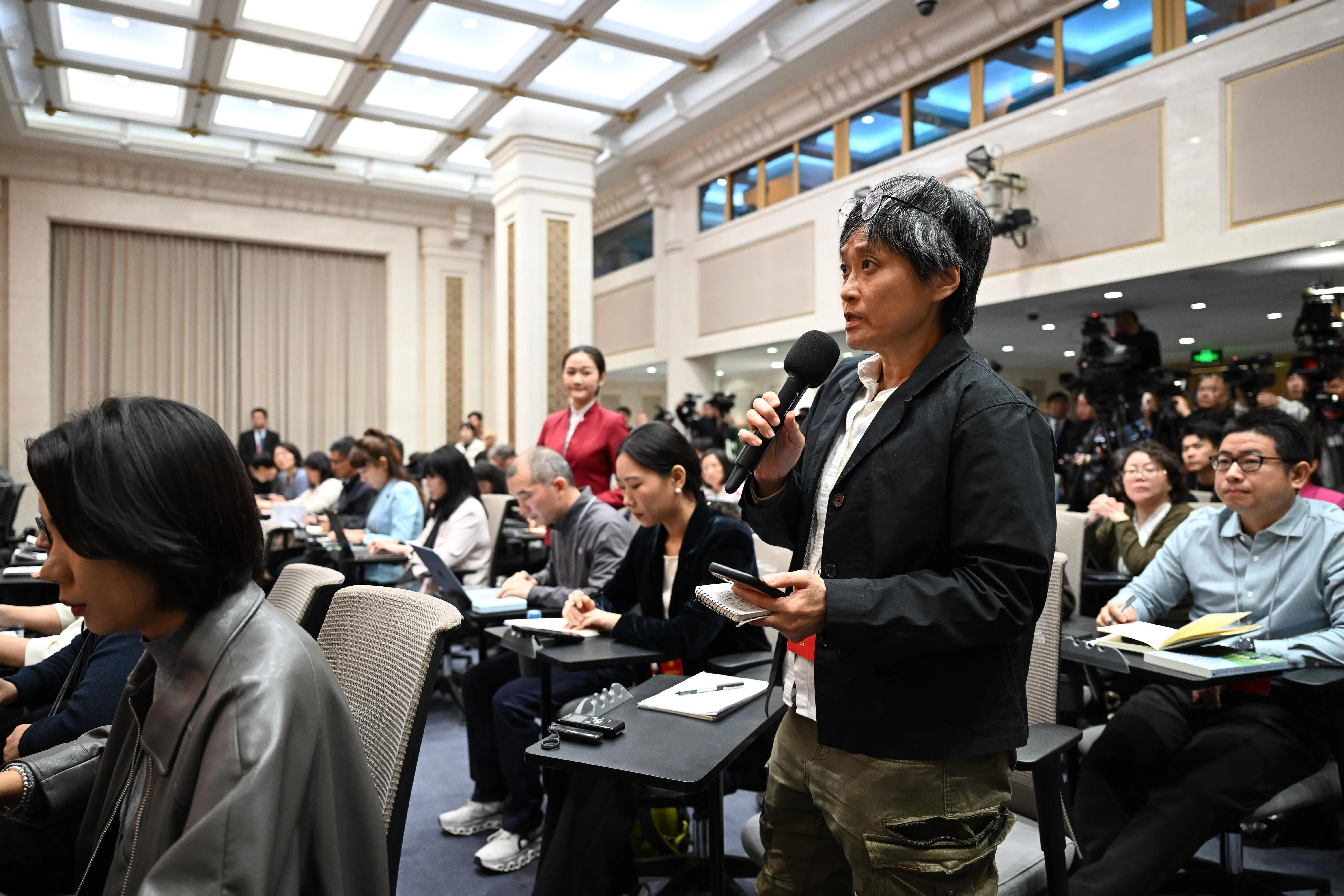 《联合早报》记者沈泽玮星期五（10月30日）在新闻发布会现场提问。（新华社）