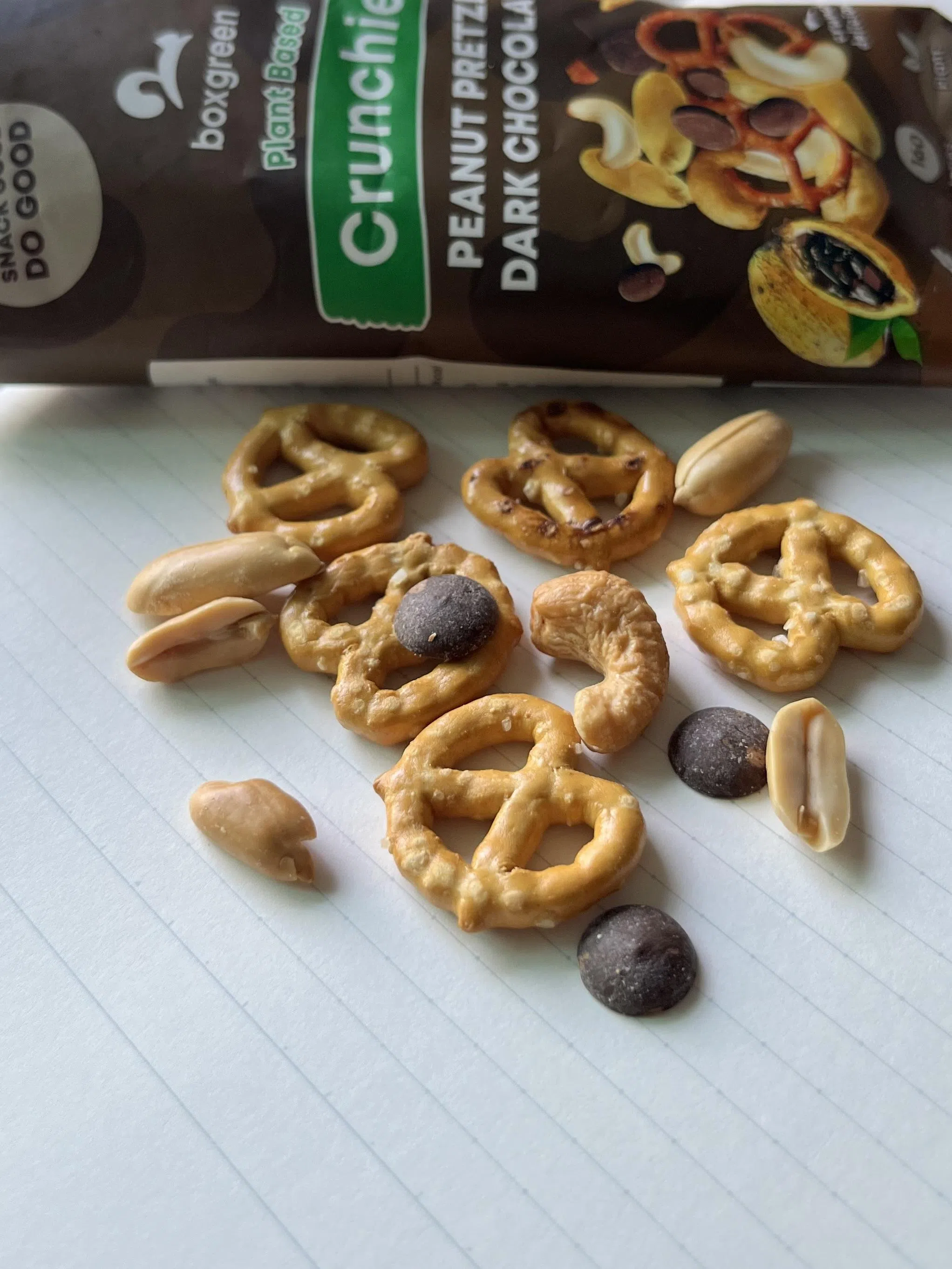 Boxgreen的Crunchies（酥脆零食）：微苦的黑巧克力粒搭配腰果、花生和盐酥卷饼，口感丰富，适合解馋。（陈映蓁摄）