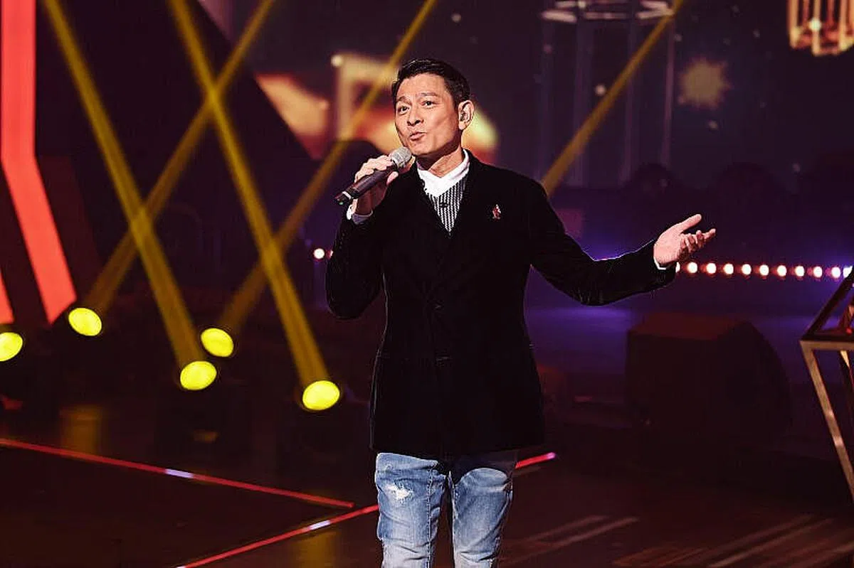 香港电台与无线合办的第一届《香港金曲颁奖典礼2021/2022》邀请刘德华主持揭幕仪式，他还率领一众年轻歌手合唱《如果有一天》。（互联网）