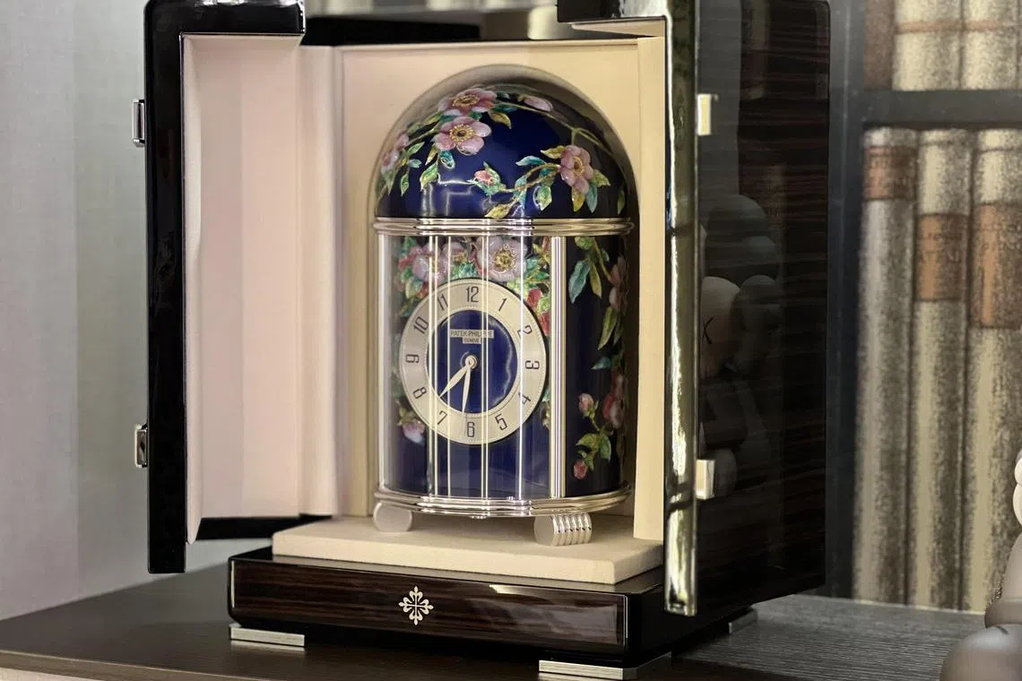 张国良在2023年购得The Bird and The Dog Rose百达翡丽座钟。（吴庆康摄）