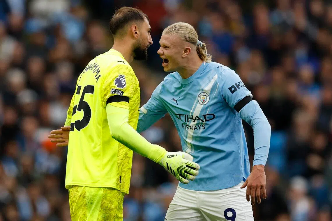 曼市前锋哈兰德（右）在今年1月和球队签下为期九年半的长约。这个赛季他状态火热，此役也获选为全场最佳，但他在赛后说，屡献神扑的新门将唐纳鲁马（左）更值得拿到全场最佳的荣誉。（路透社）