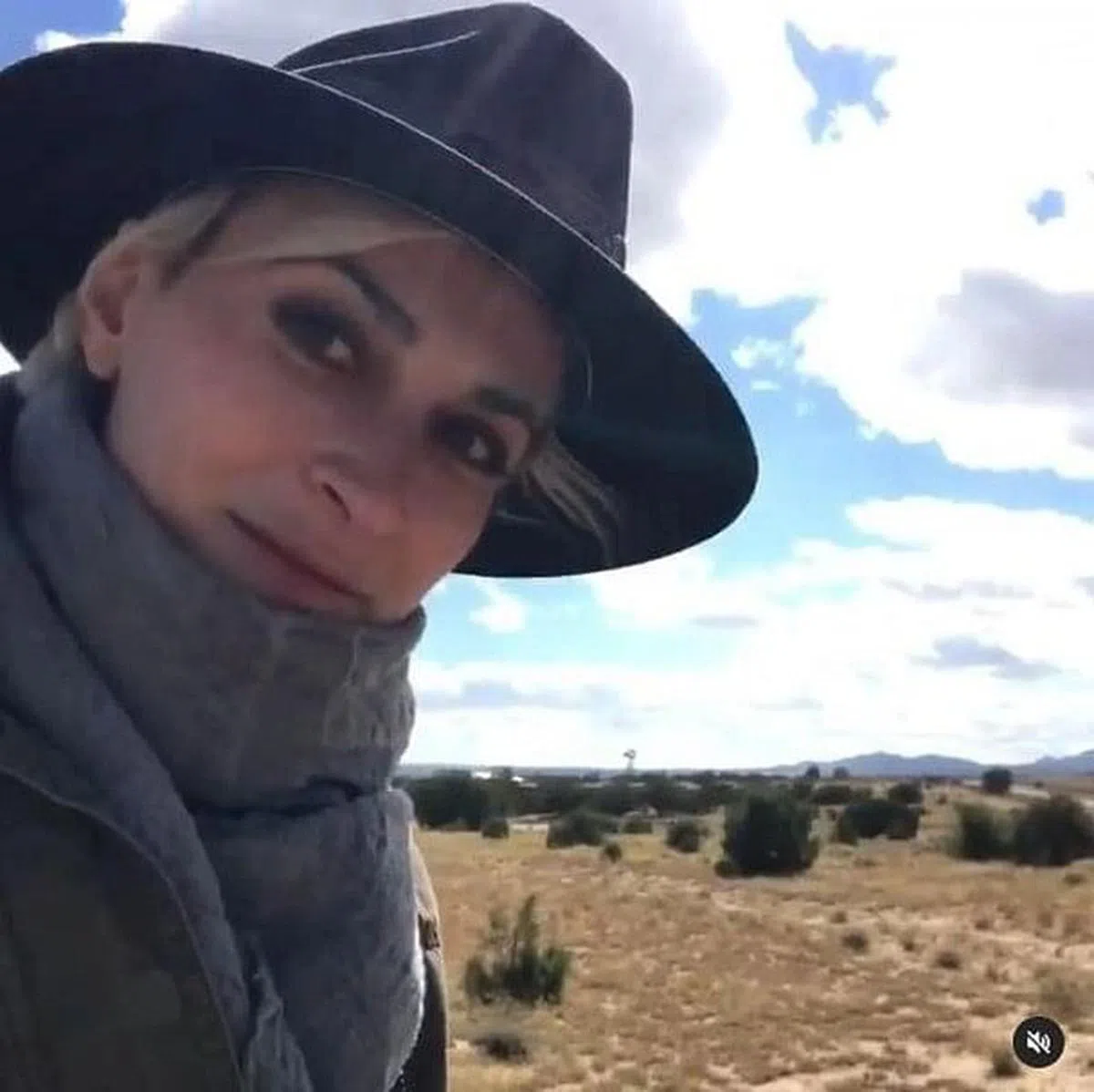 女摄影指导Halyna Hutchins当场被击中，还魂乏术。（IG）