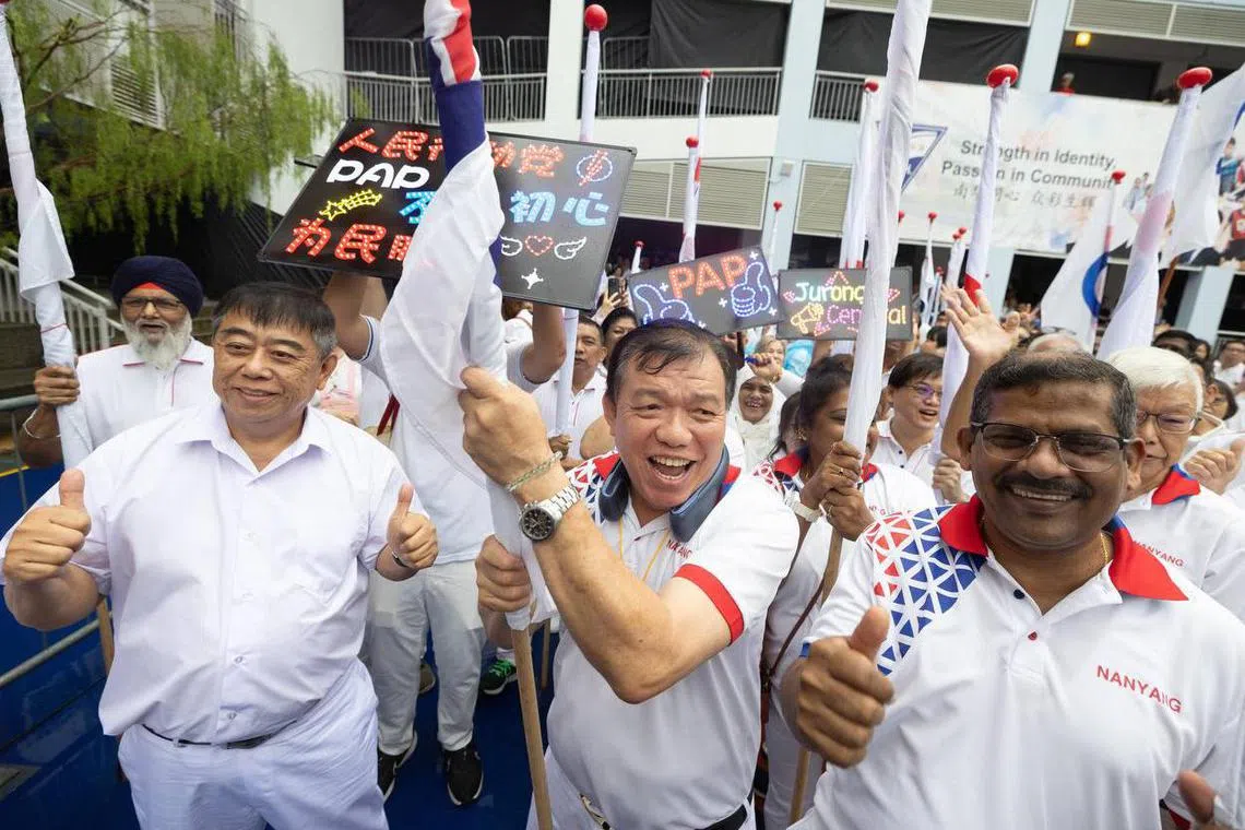 在一片白衣的衬托下，支持者手中的灯牌显得格外耀眼。（特约摄影沈康雄摄）