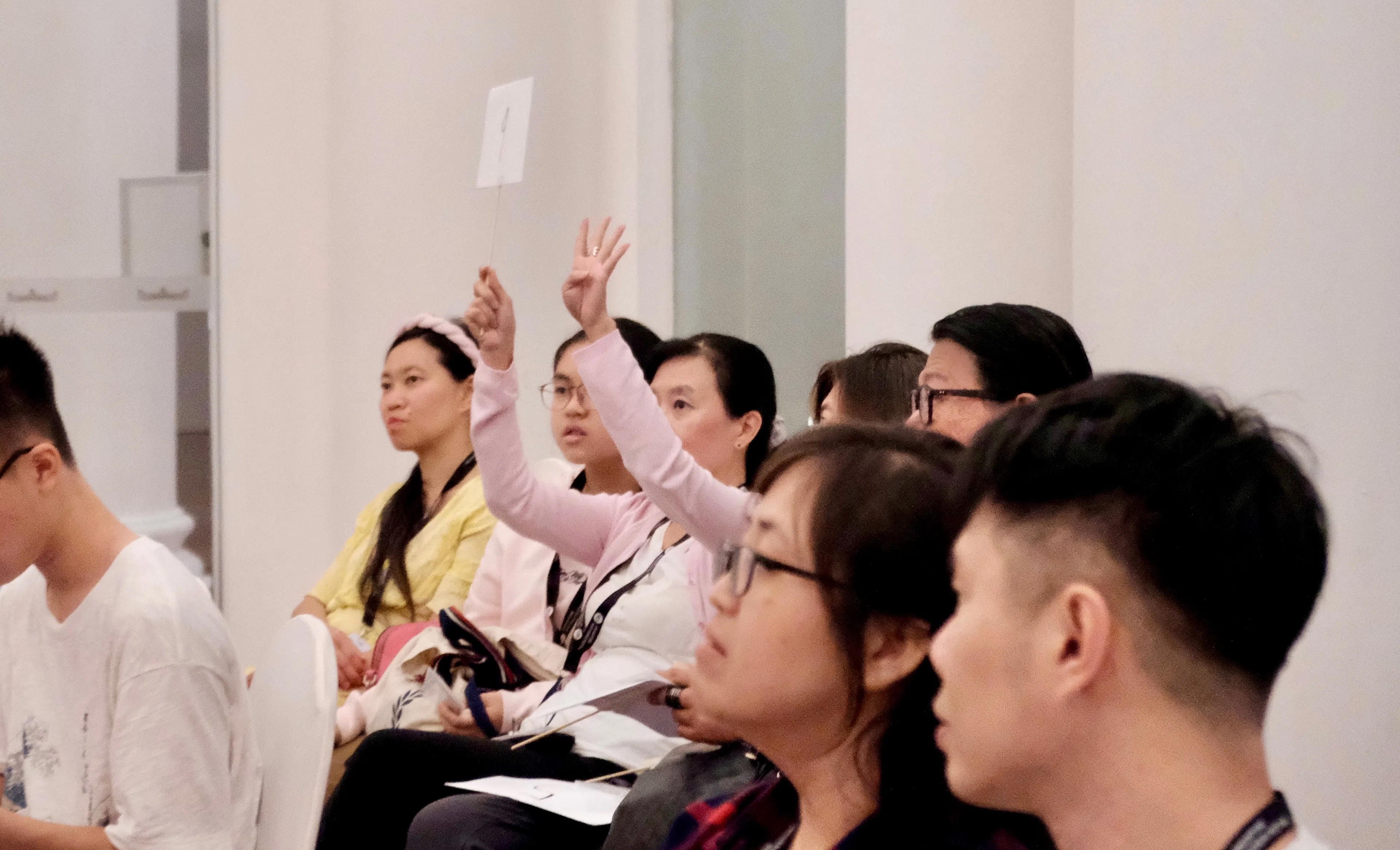 竞拍者为争夺心仪之物展开了激烈角逐，出价声不停。（张菲扬摄）