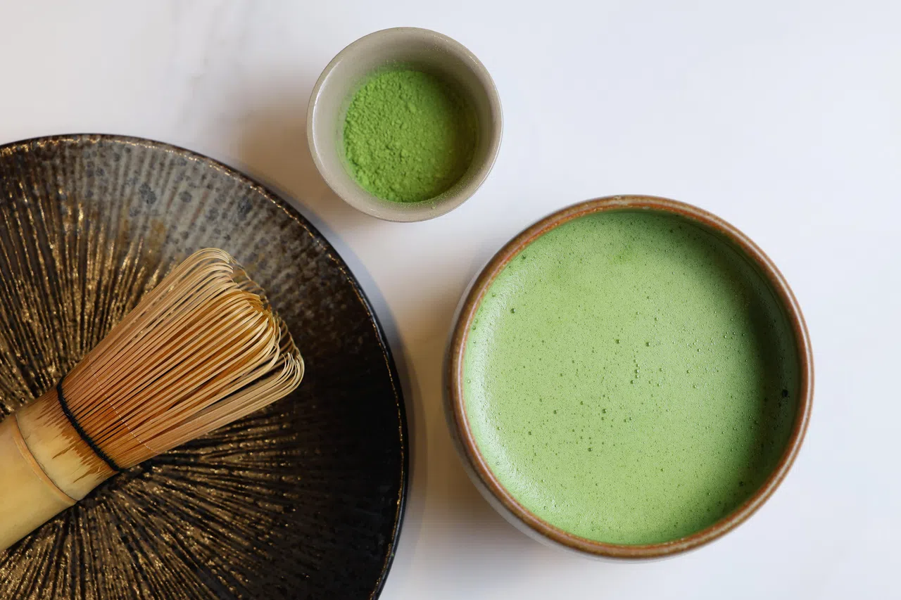 冲泡抹茶可用茶刷，让自己在过程中好好享受仪式感，舒缓心情。（龙国雄摄）