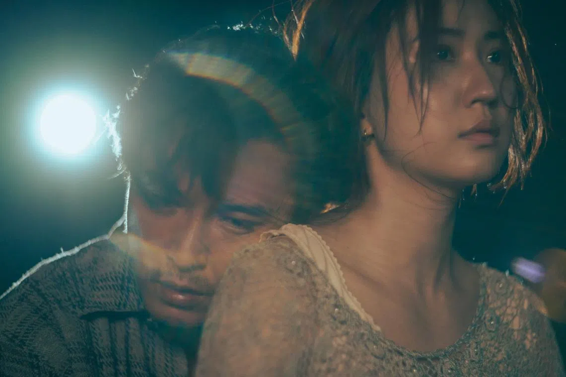 邱泽（左）在片中对9m88扮演的老婆施暴。（邵氏机构提供）