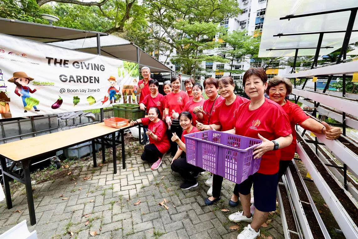 以前性格内向的黄宝珠（第二排左一），通过邻里伙伴结交许多志同道合的朋友。他们不仅一同完成各项邻里任务，还会将获得的报酬用来购买茶水，在活动结束后一起分享。（周国威摄）