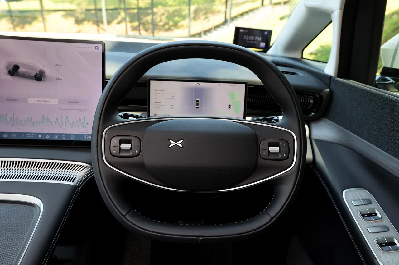 方向盘左侧主要控制冷气温度、风速及自适应巡航；右侧负责媒体播放相关功能。（龙国雄摄）