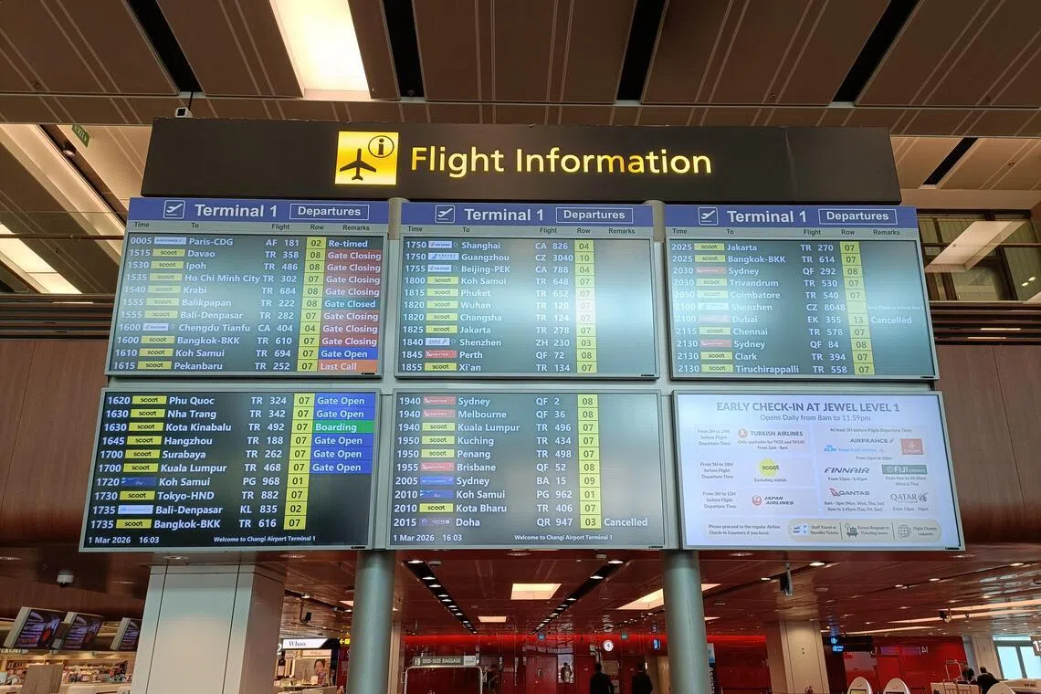 据观察，登机时间的屏幕下午4时更新显示，星期天晚上8时15分飞往多哈（卡塔尔航空）及晚上9时飞往迪拜（阿联酋航空）的航班均已取消。（读者提供）