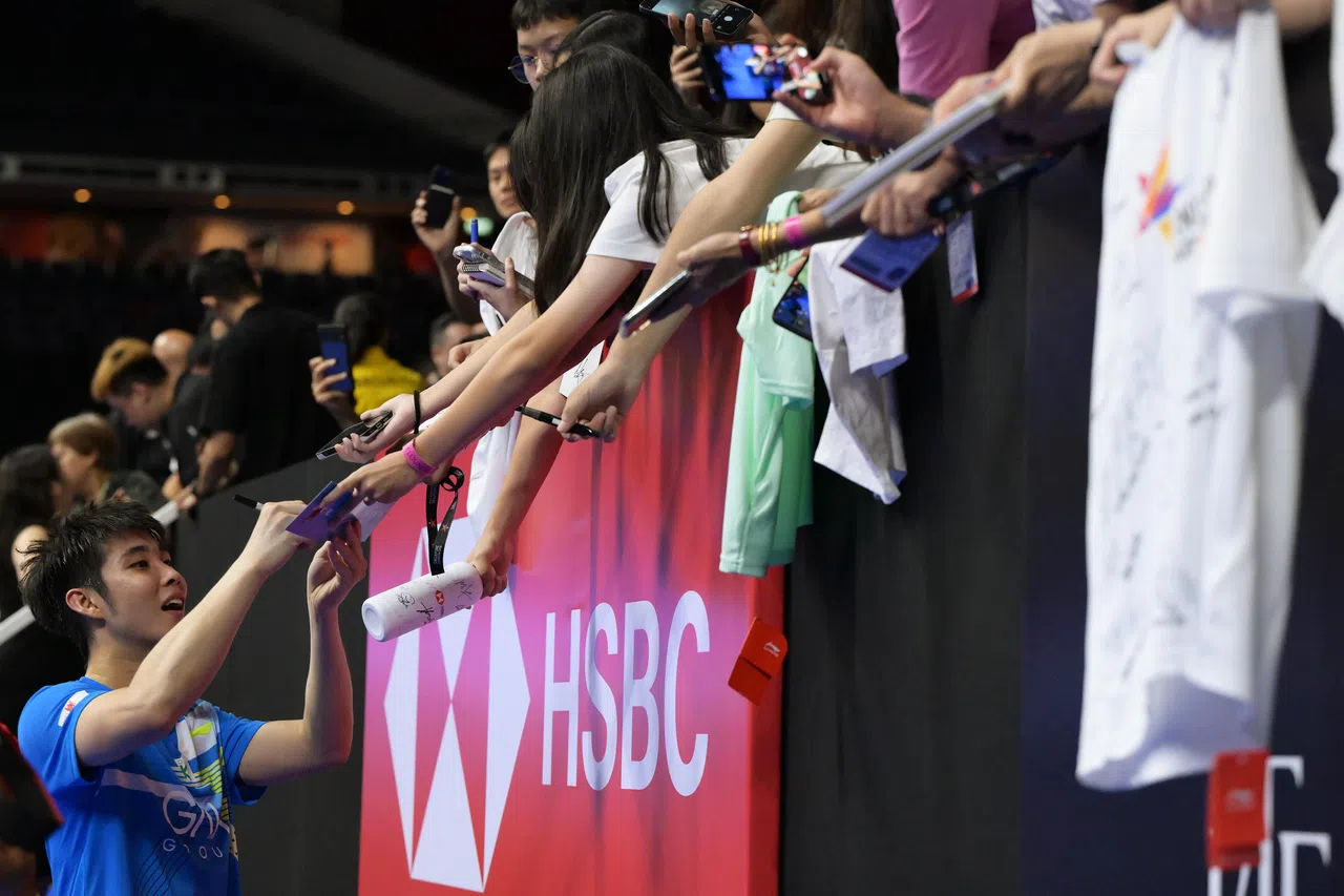 骆建佑在赛后为球迷们签名。（海峡时报）