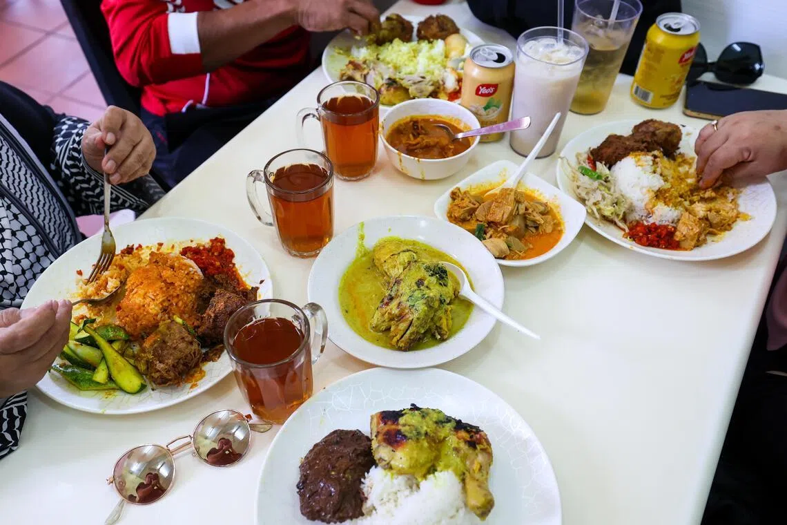 许多食客都是从小就开始来餐馆光顾，认为餐馆的手艺很道地，是正宗的印尼餐。（林明顺摄）