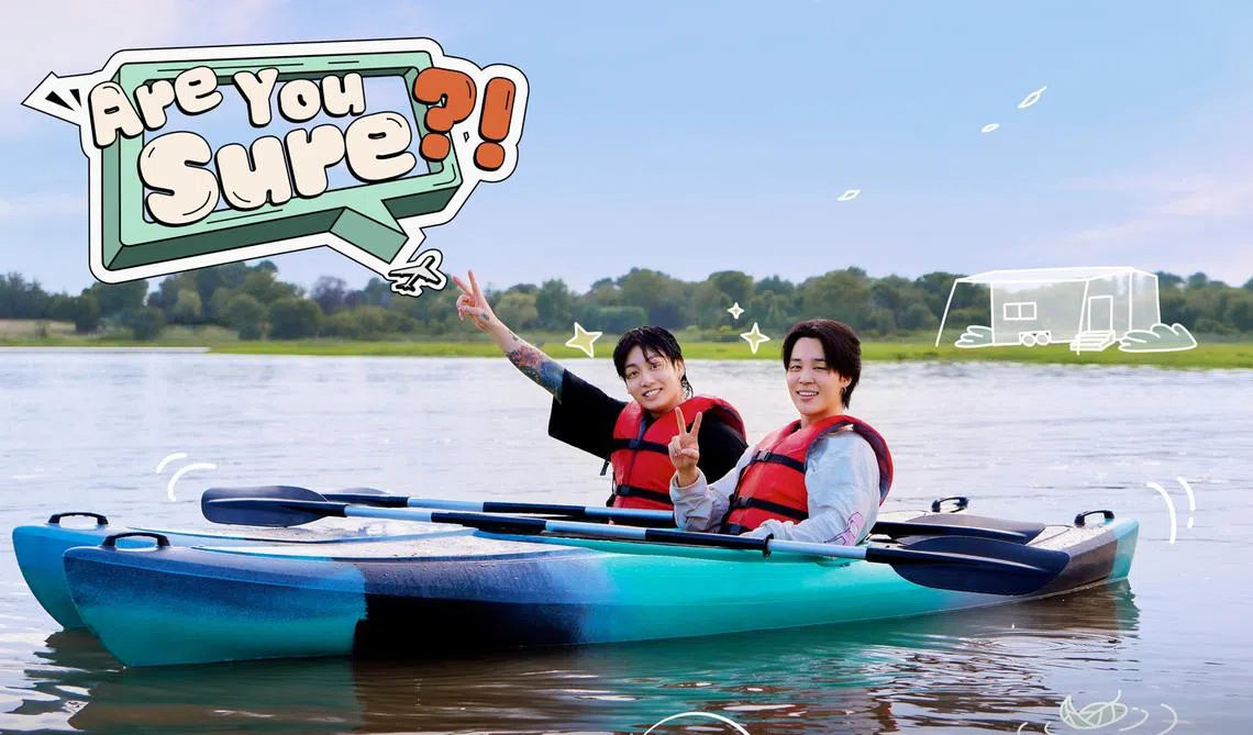 朴智旻（右）和田柾国一起拍摄旅游节目。（Disney+提供）