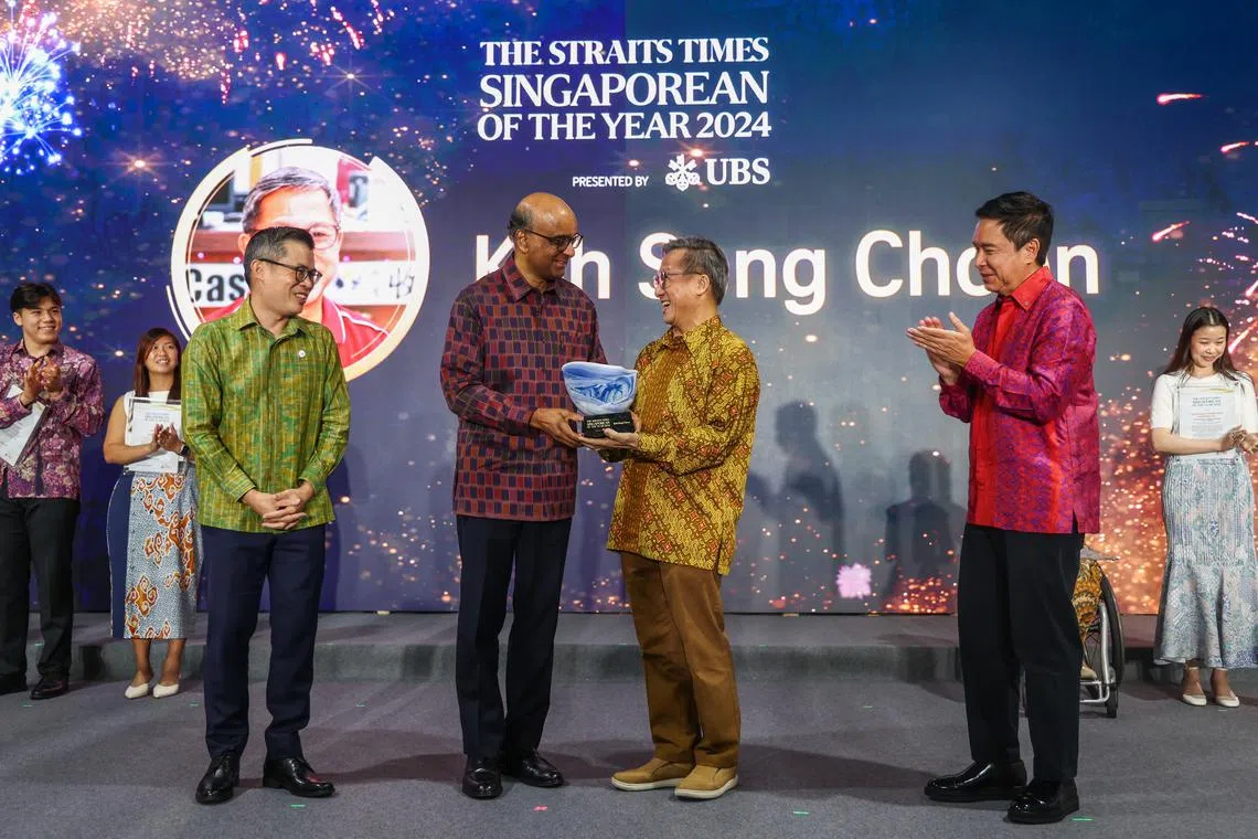 尚达曼总统（左二）为2024年《海峡时报》新加坡年度人物许承俊（右二）颁奖。海峡总编辑何仲伟（左一）和瑞银亚太区执行总裁许健洲（右一）见证。（白艳琳摄）