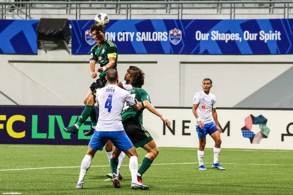 全北现代球员在比赛中争顶。（关俊威摄）