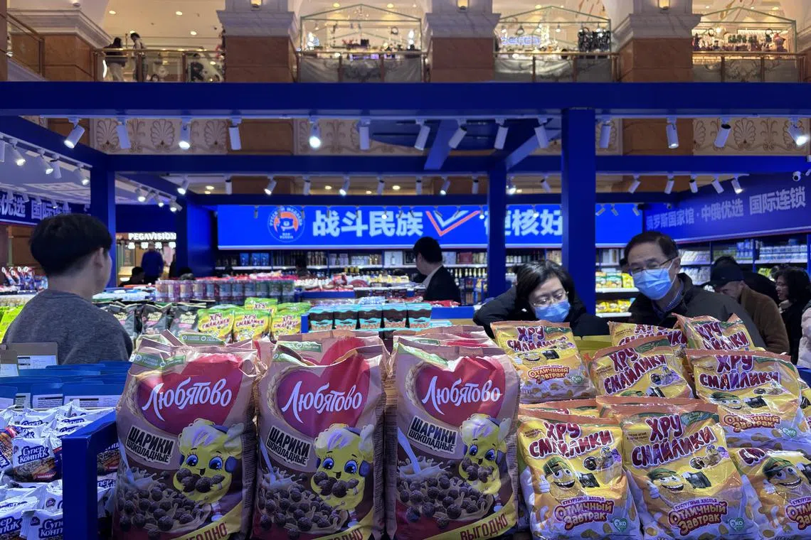 位于上海长宁区环球港商场内的俄罗斯商品馆，店内打出醒目的“战斗民族、硬核好物”标语。（黎康摄）