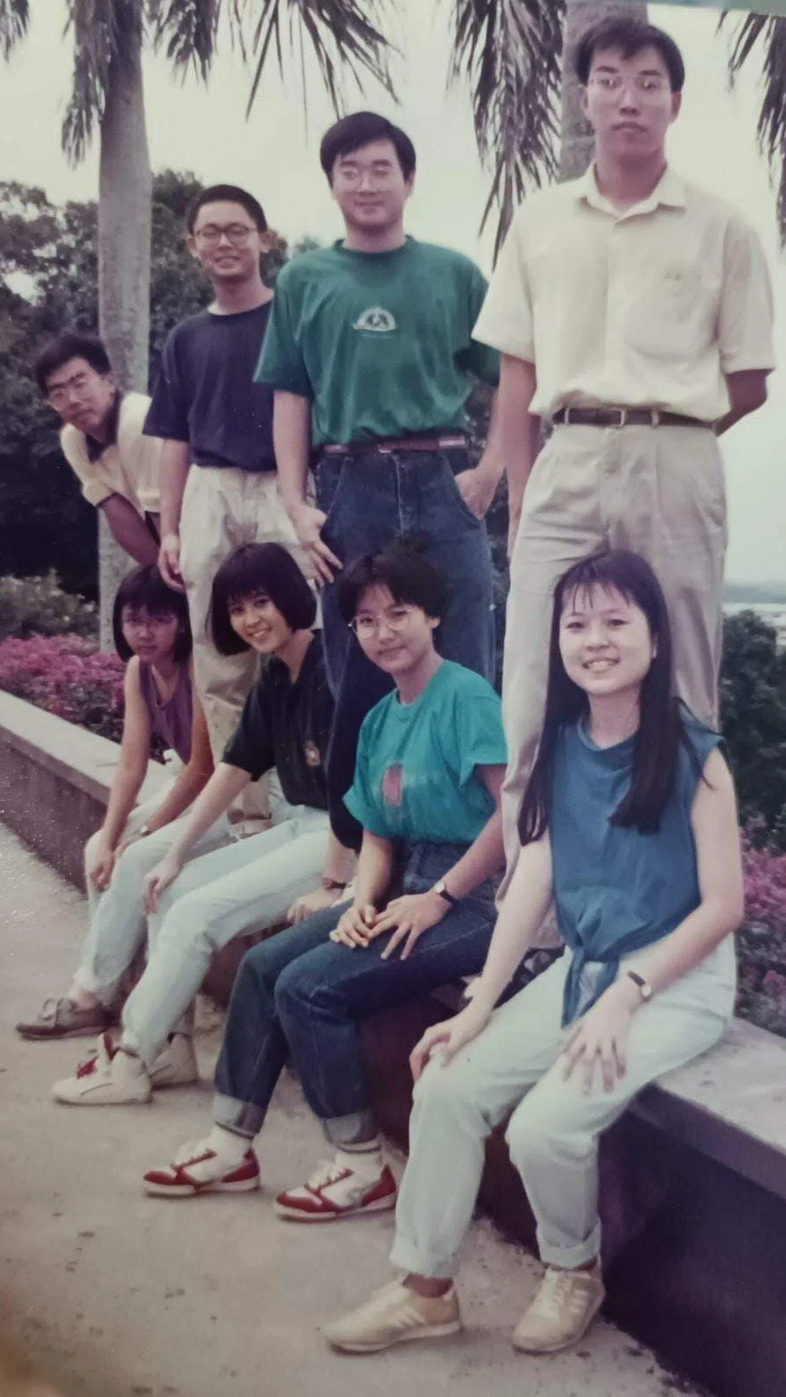 《天空》第12期编委，前排右二是邱慧娟。（受访者提供）