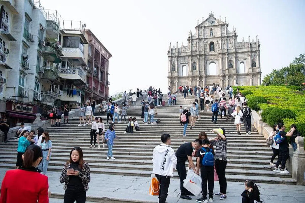 今年3月13日，旅客在澳门大三巴牌坊前留影，其中不少是大陆旅客。（香港中通社）