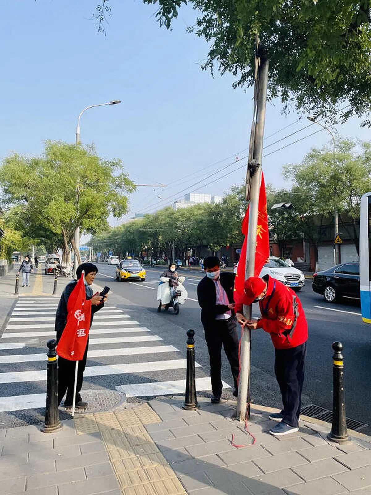 北京街头星期五（10月14日）增设由安保志愿者执勤的“守望岗”。（陈婧摄）