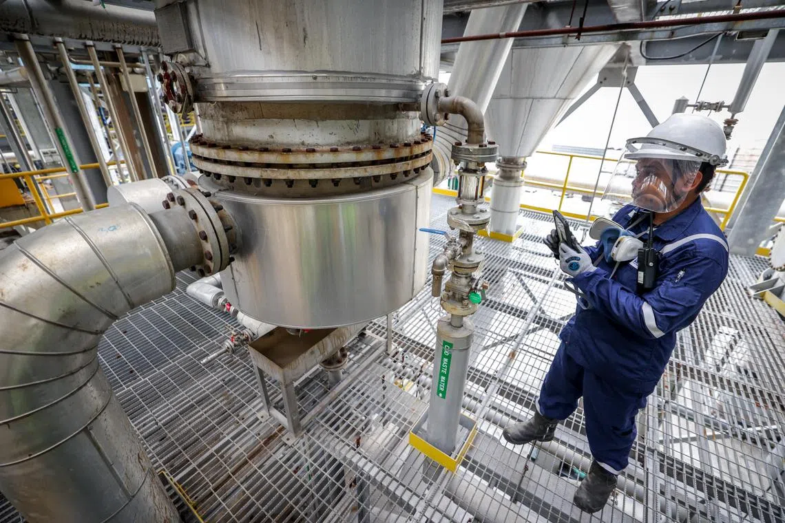 经过预处理的废水将通过蒸发系统的换热器，用来去除溶解在水中的固体。经蒸馏后冷却的水，会进行后续净化程序。（叶振忠摄）