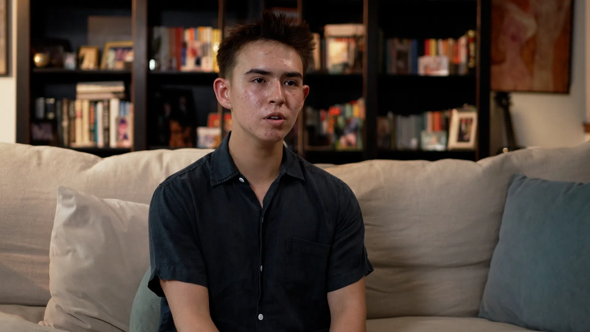 泰山希望上完大学后能回到新加坡工作，所以他更倾向于保留新加坡国籍，也认为全家人都会支持他的决定。（视频截图）