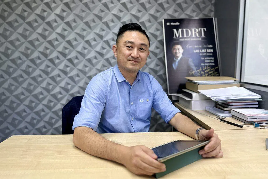在吉兰丹土生土长的刘烈昇告诉《联合早报》，华人虽然不受限于一些以穆斯林教义为主的条例，不过彼此之间还是会相互尊重。他说，当地的餐馆或小贩只要向市议会申请执照，也能贩卖酒和猪肉，吉兰丹的生活和其他州属相比没有太大的区别。（陈雅恩摄）
