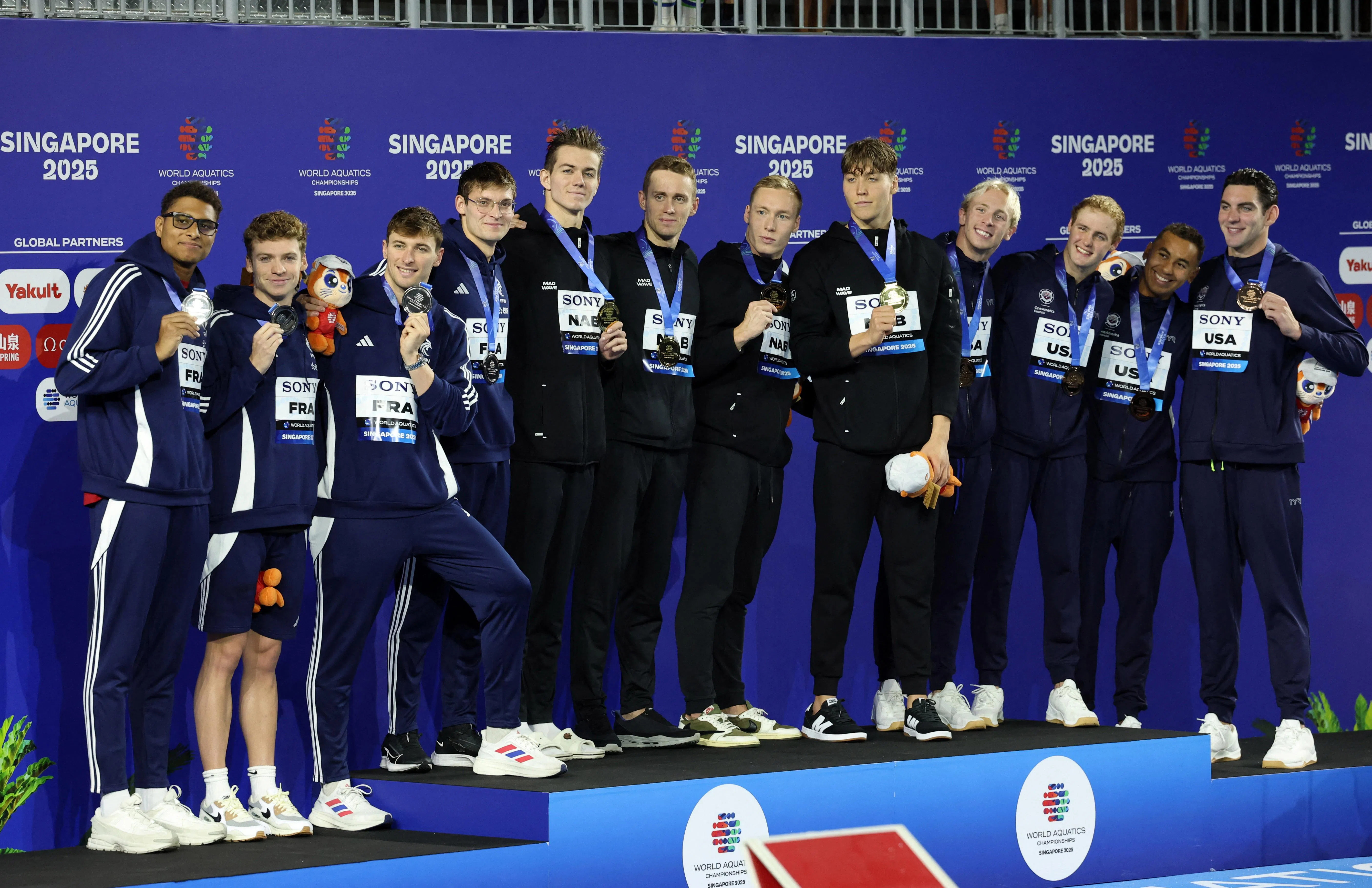 以中立运动员B队出战的俄罗斯团队夺得男子4x100米混合泳接力金牌，法国队夺得银牌，美国队摘铜。（路透社）