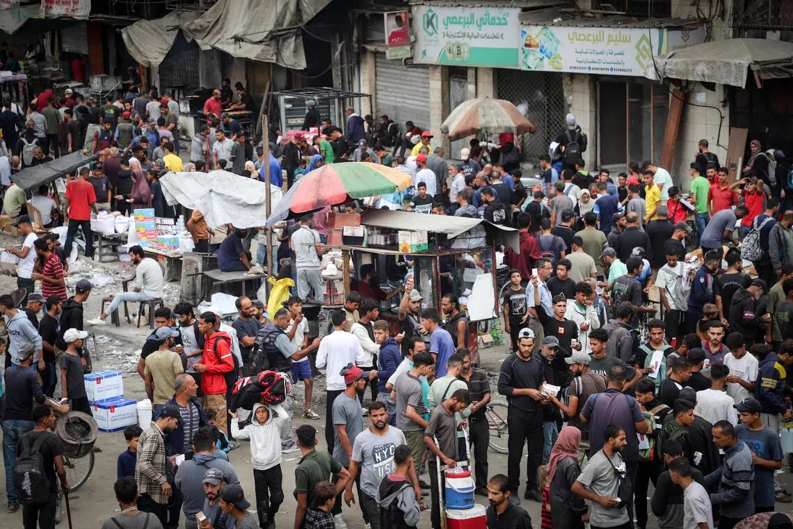2025年10月12日，加沙城市集迎来久违的人气，巴勒斯坦市民在炮火硝烟暂时平息的缝隙间，纷纷走到街上恢复日常作息。（路透社）