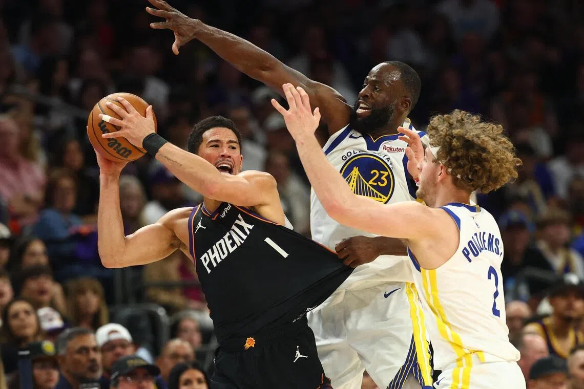 太阳核心后卫布克（黑衣）和勇士的格林（23号）在比赛末尾出现冲突，一同被驱逐出场。（路透社）