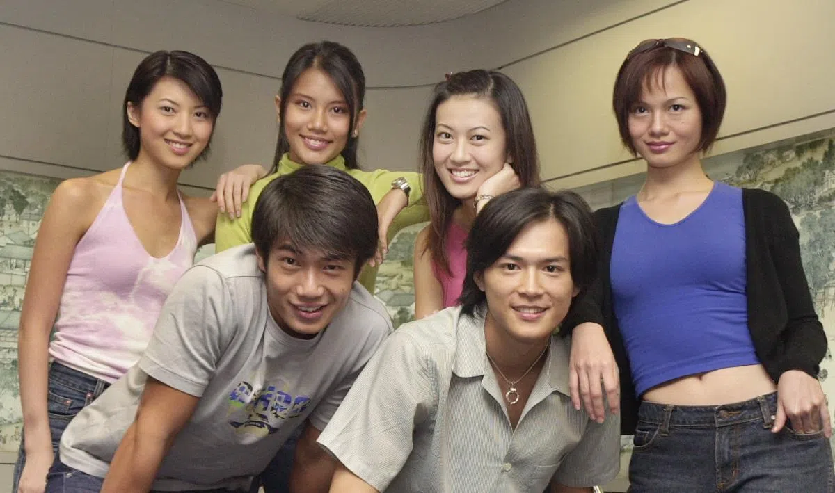 詹金泉（前排左）2001年参加优频道主办的《新卧虎藏龙》新秀比赛出道，同期战友包括当时名为欧燕萍的欧萱（后排左起顺时针方向）、黎俐君、郭蕙雯、李慧明及当时名为李哲雄的李翔。（档案照）