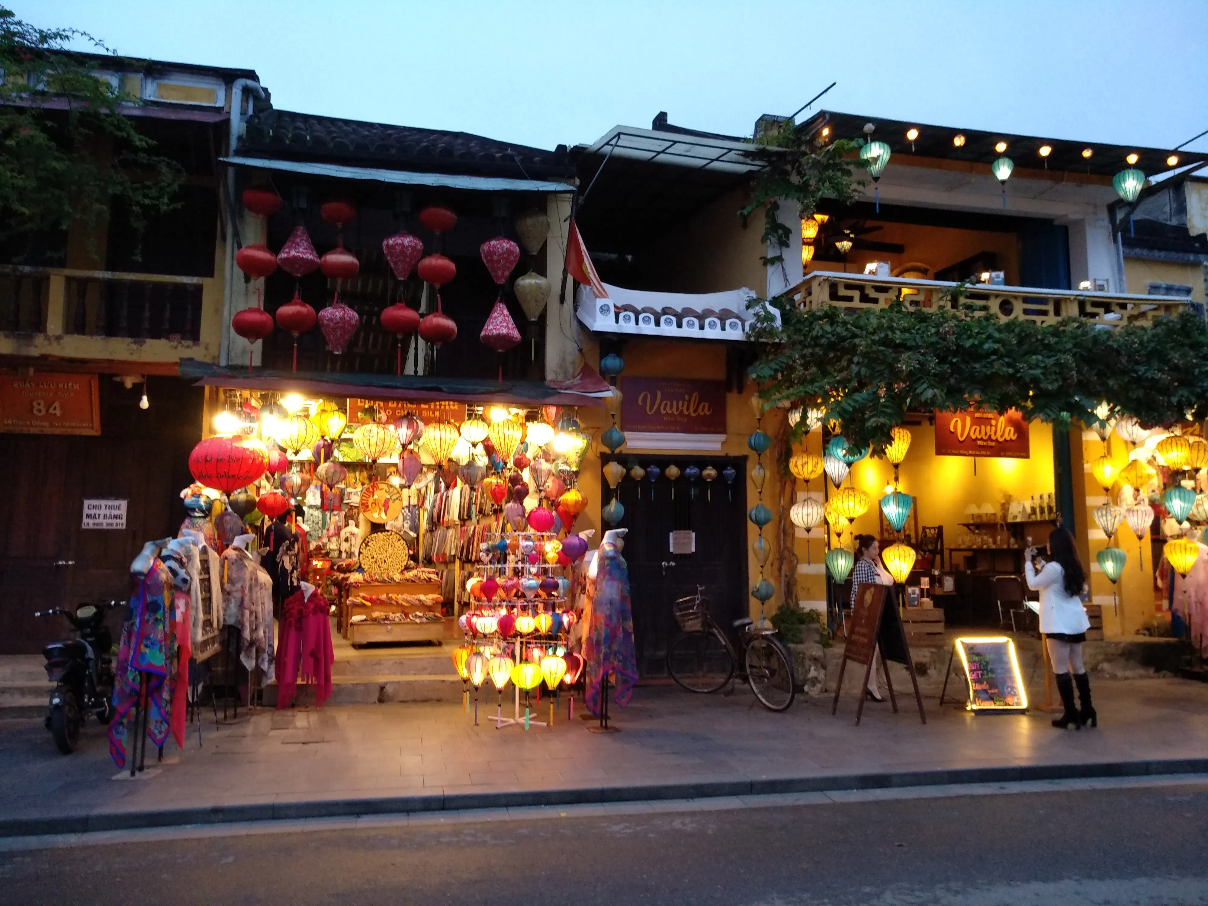 会安古镇街景别有一番风味。（小黛摄）