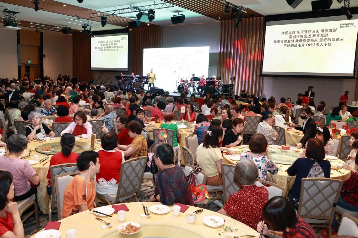 台上表演台下笑，手机闪光灯举起，照亮新年新篇章。（周国威摄）