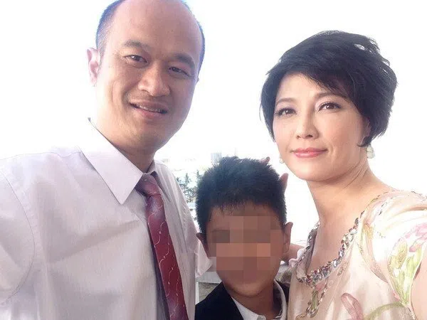 李沛绫（右）和前夫戴胜利（左）有一段18年婚姻，育有两个孩子。（互联网）