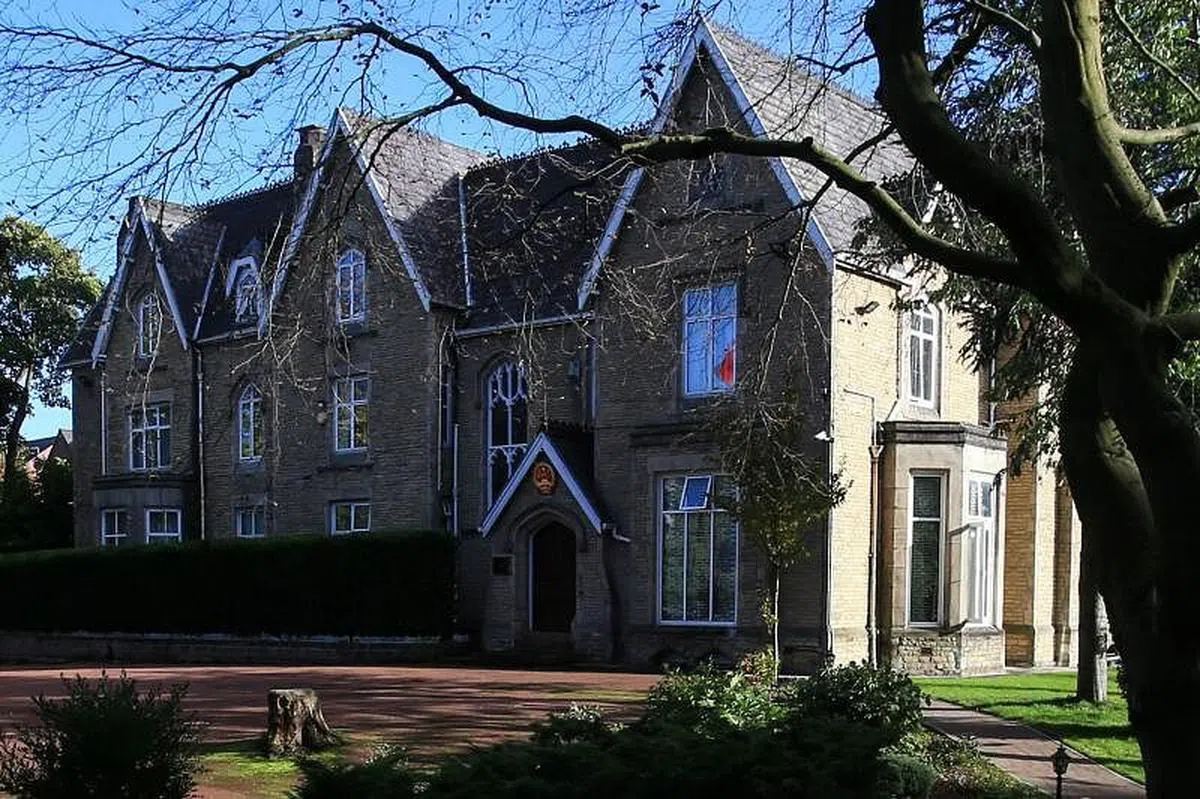 中国驻曼城总领馆事发当天称，对于一小撮港独分子未经批准在领馆外聚集，并悬挂侮辱中国国家元首的画像，领事馆表示“强烈愤慨和坚决反对”，图为冲突事件发生后隔天，中国驻曼彻斯特领事馆外观。（法新社） 